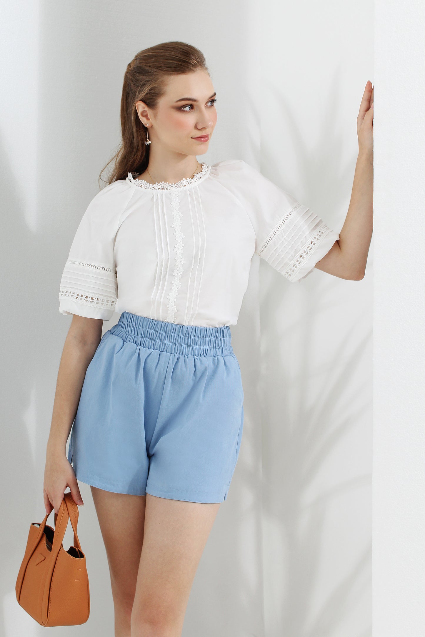 Celina Linen-bend Short Pants