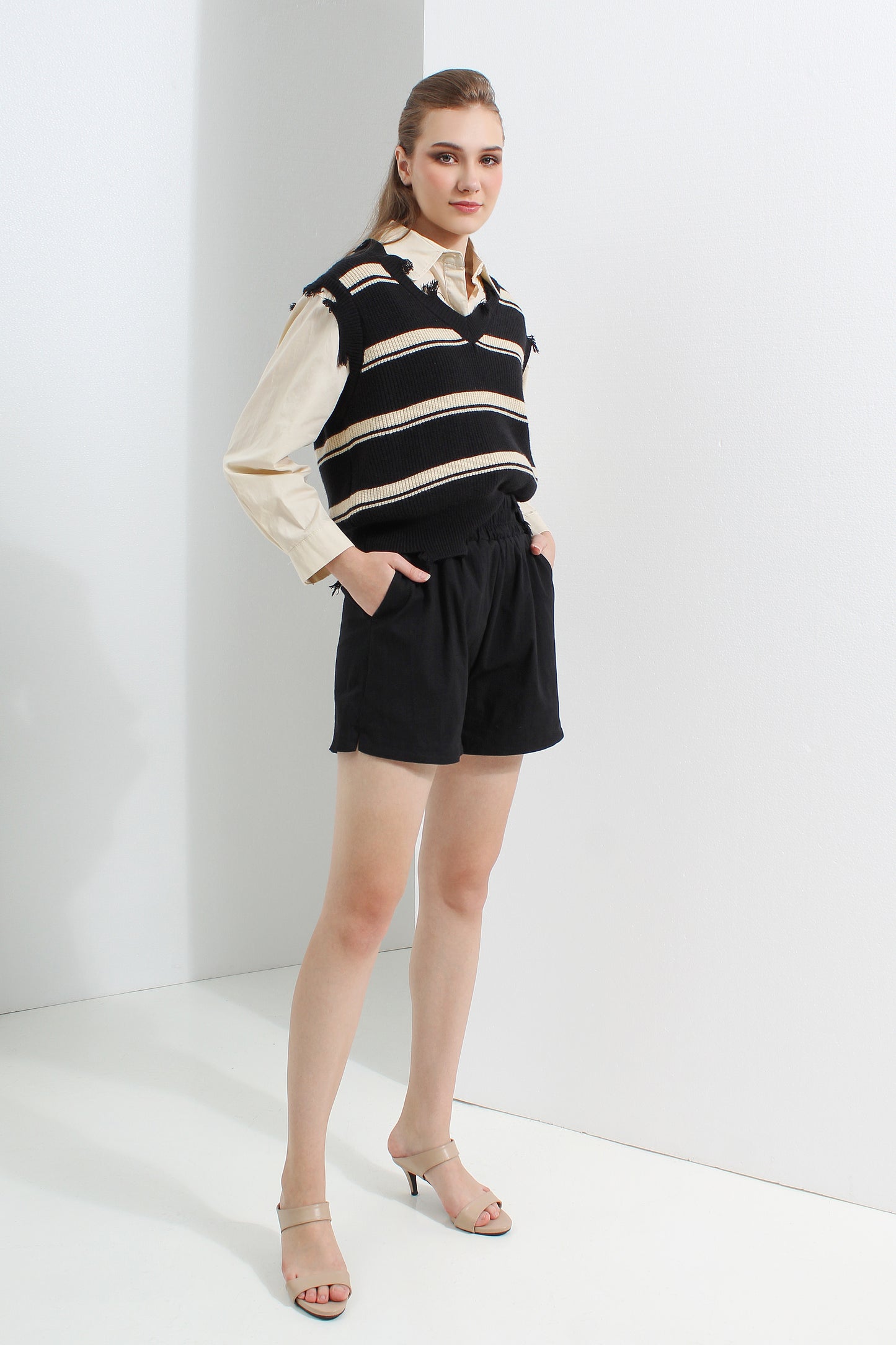 Celina Linen-bend Short Pants