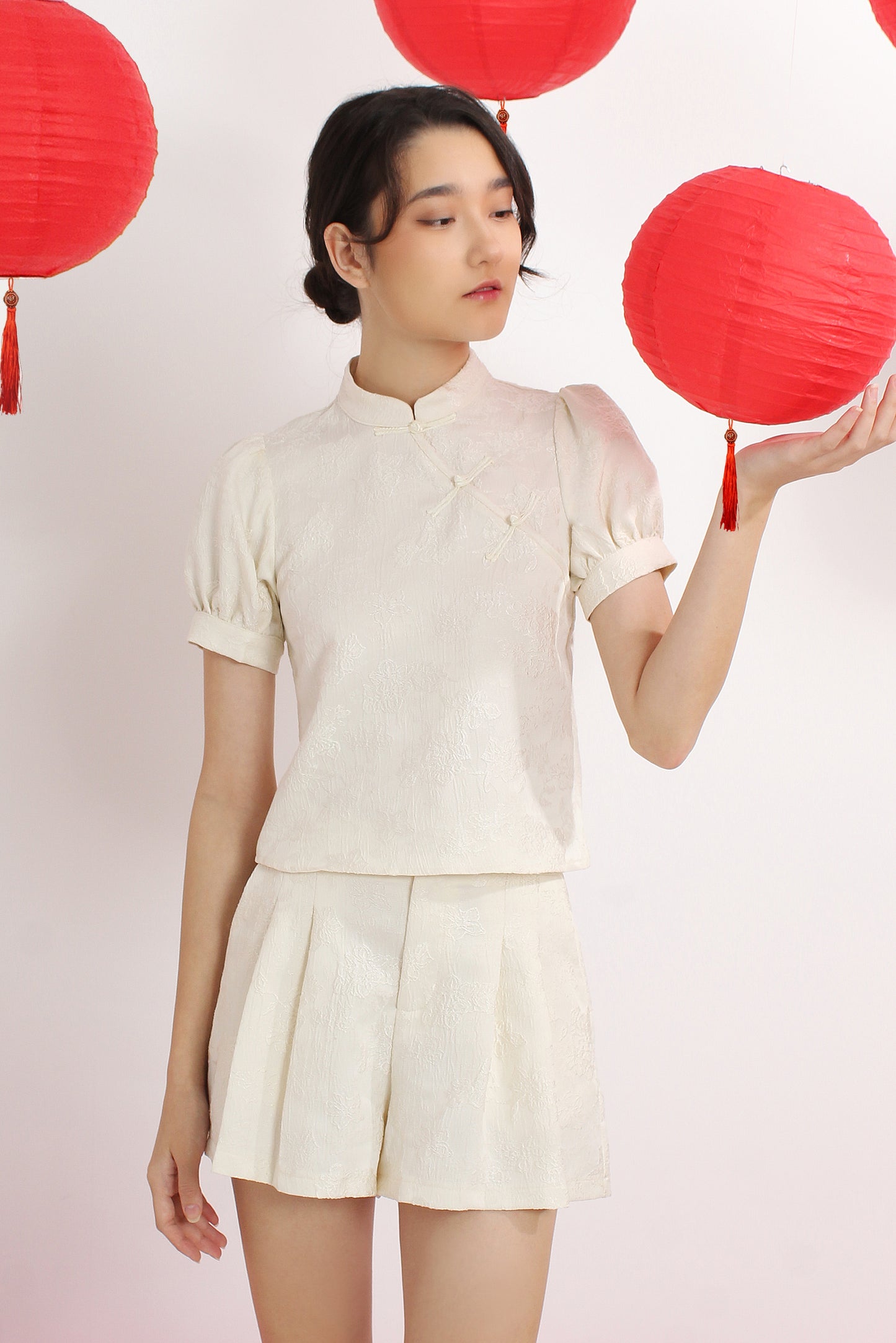 Min Floral Pattern Puff Sleeves Mandarin Collar Blouse & Pleated A-Line Shorts Set