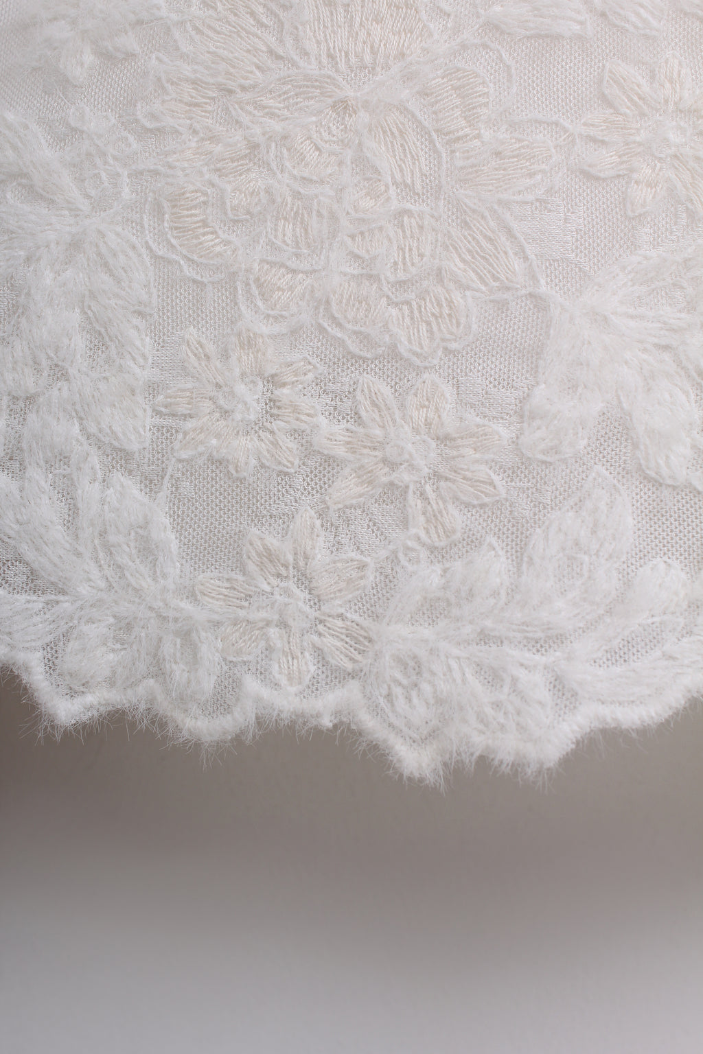 Lace Scalloped Neckline Blouse (Free size)