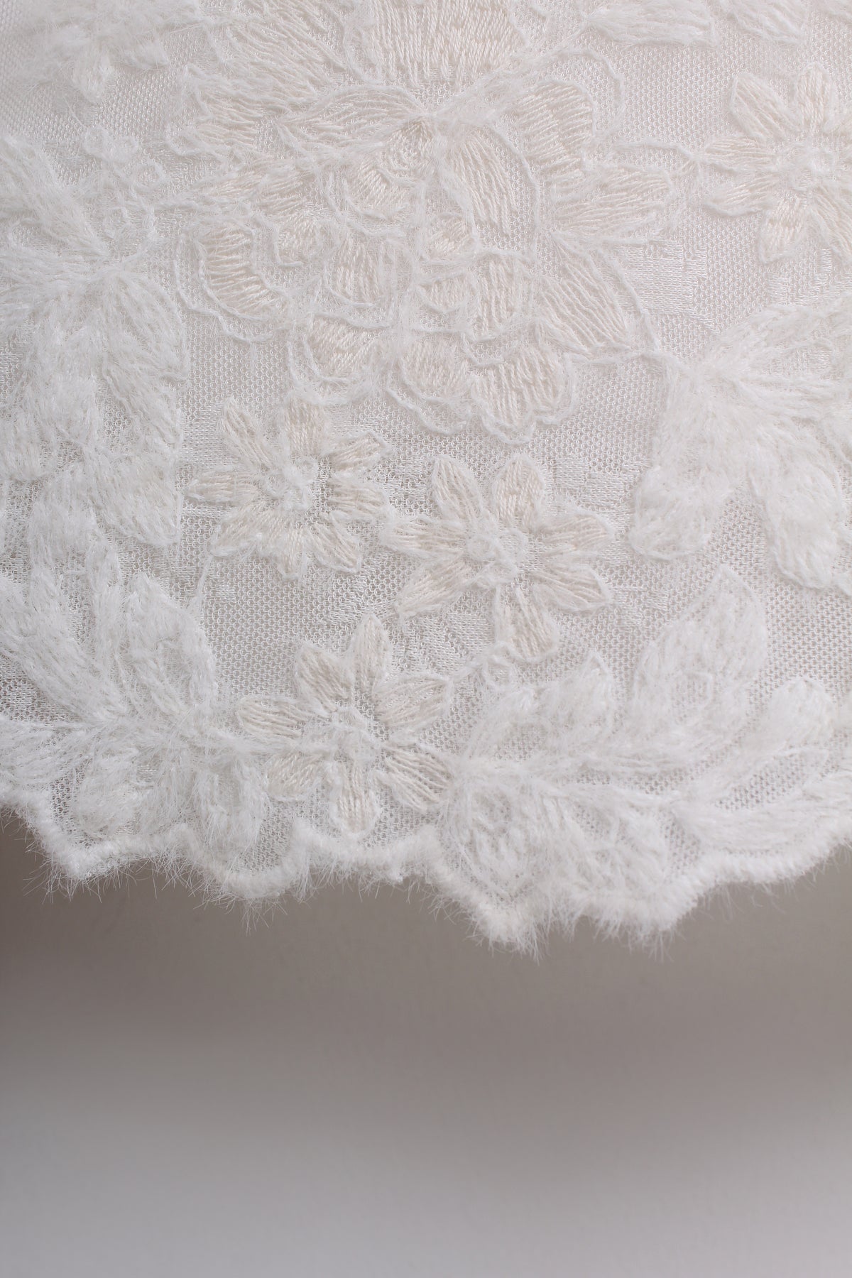 Lace Scalloped Neckline Blouse (Free size)