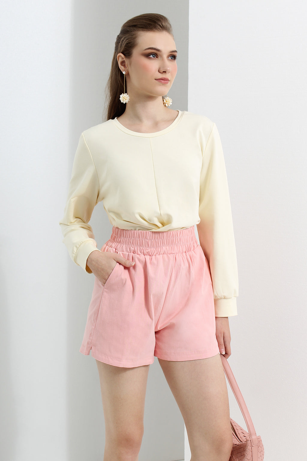 Le Ann Maxima pink linen-blend shorts with elastic waistband and side pockets.
