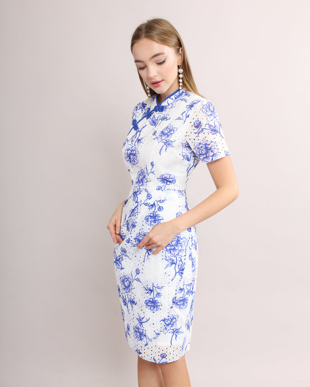 Zi Yun Eyelet Embroidery Qipao