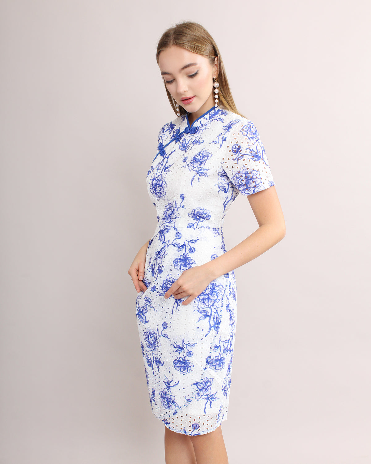 Zi Yun Eyelet Embroidery Qipao