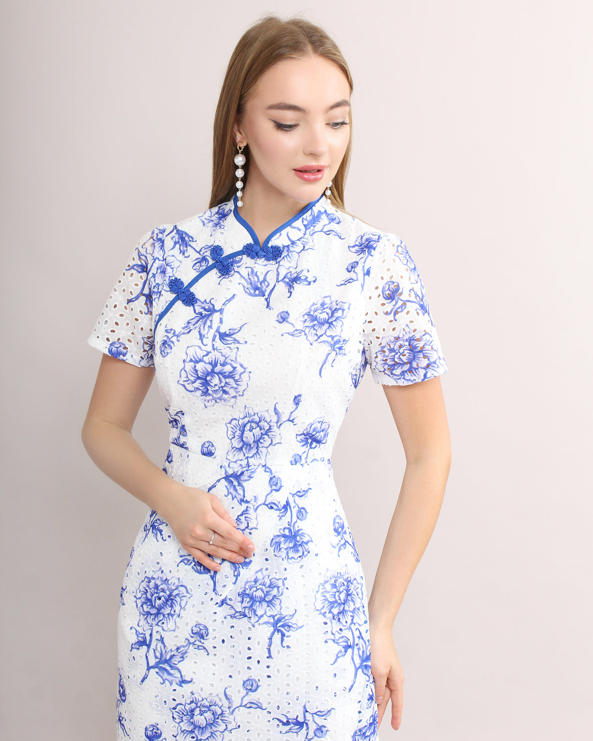 Zi Yun Eyelet Embroidery Qipao