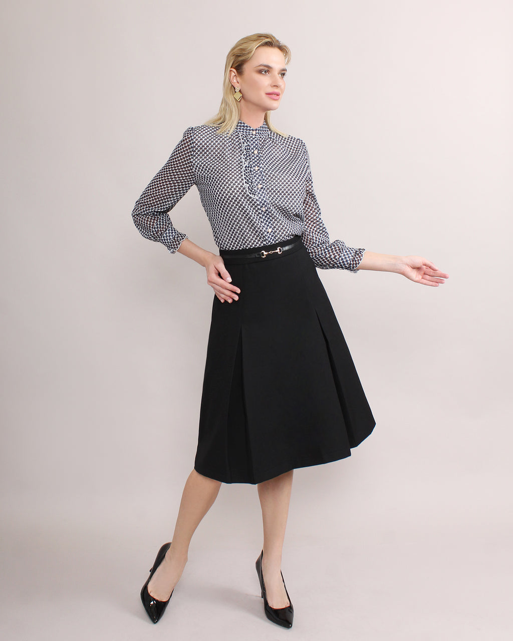 pleated midi skirt in black