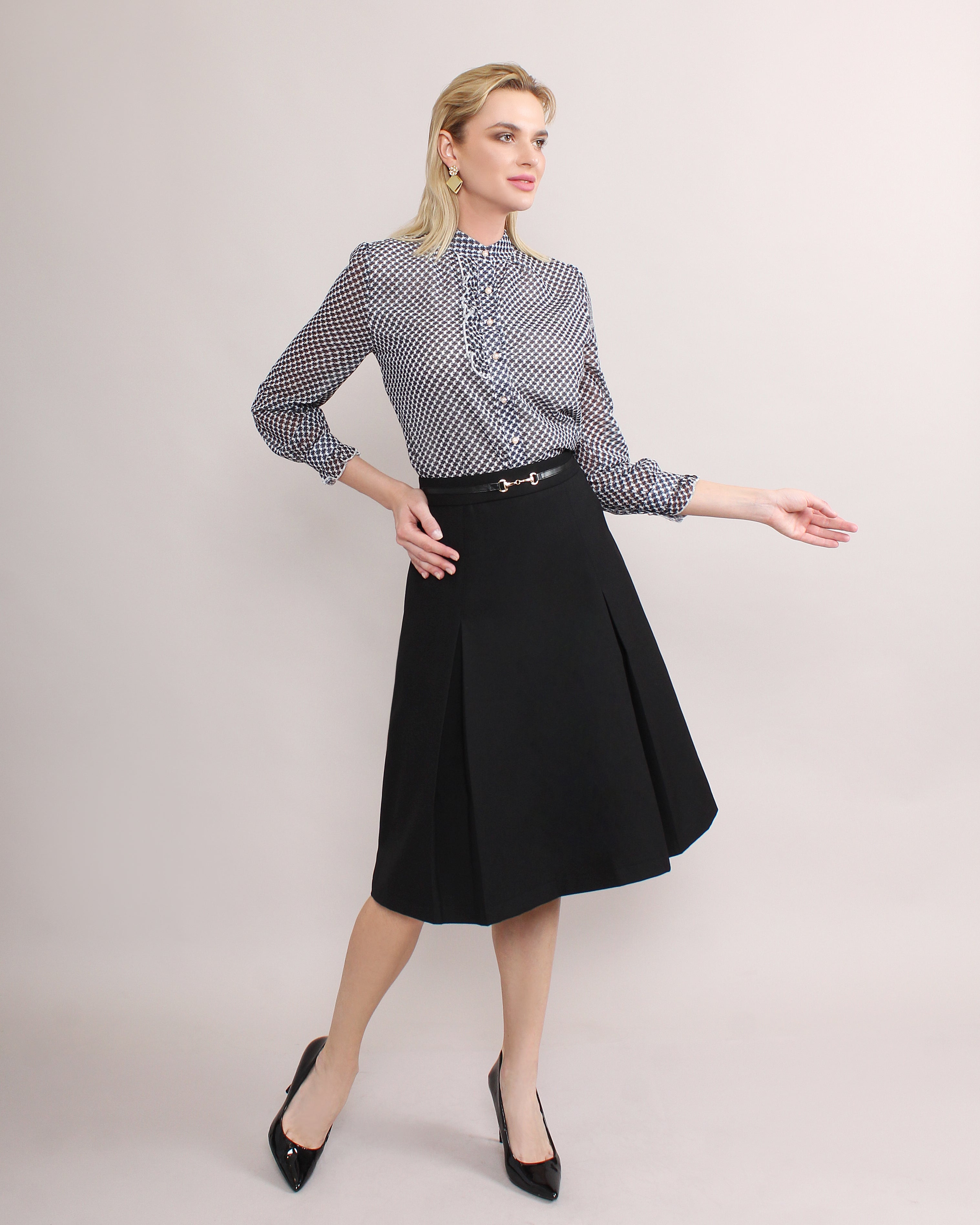 pleated midi skirt in black